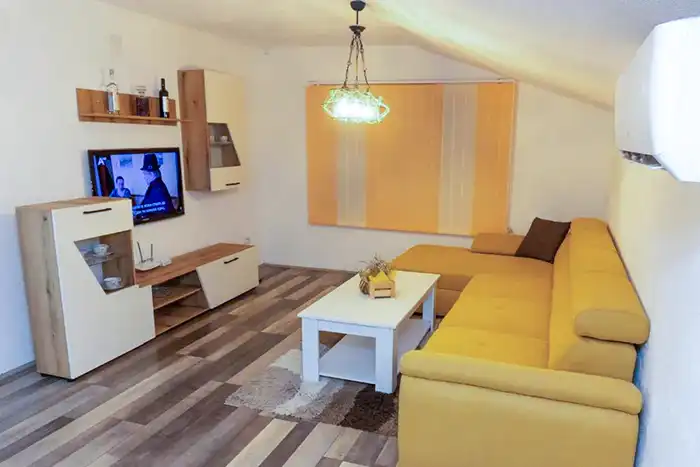 Cozy Modern Apartment thumbnail 2