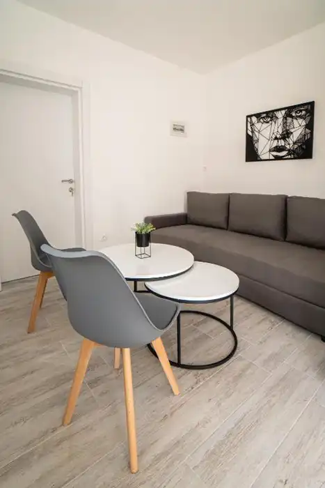 Fox Apartment thumbnail 6